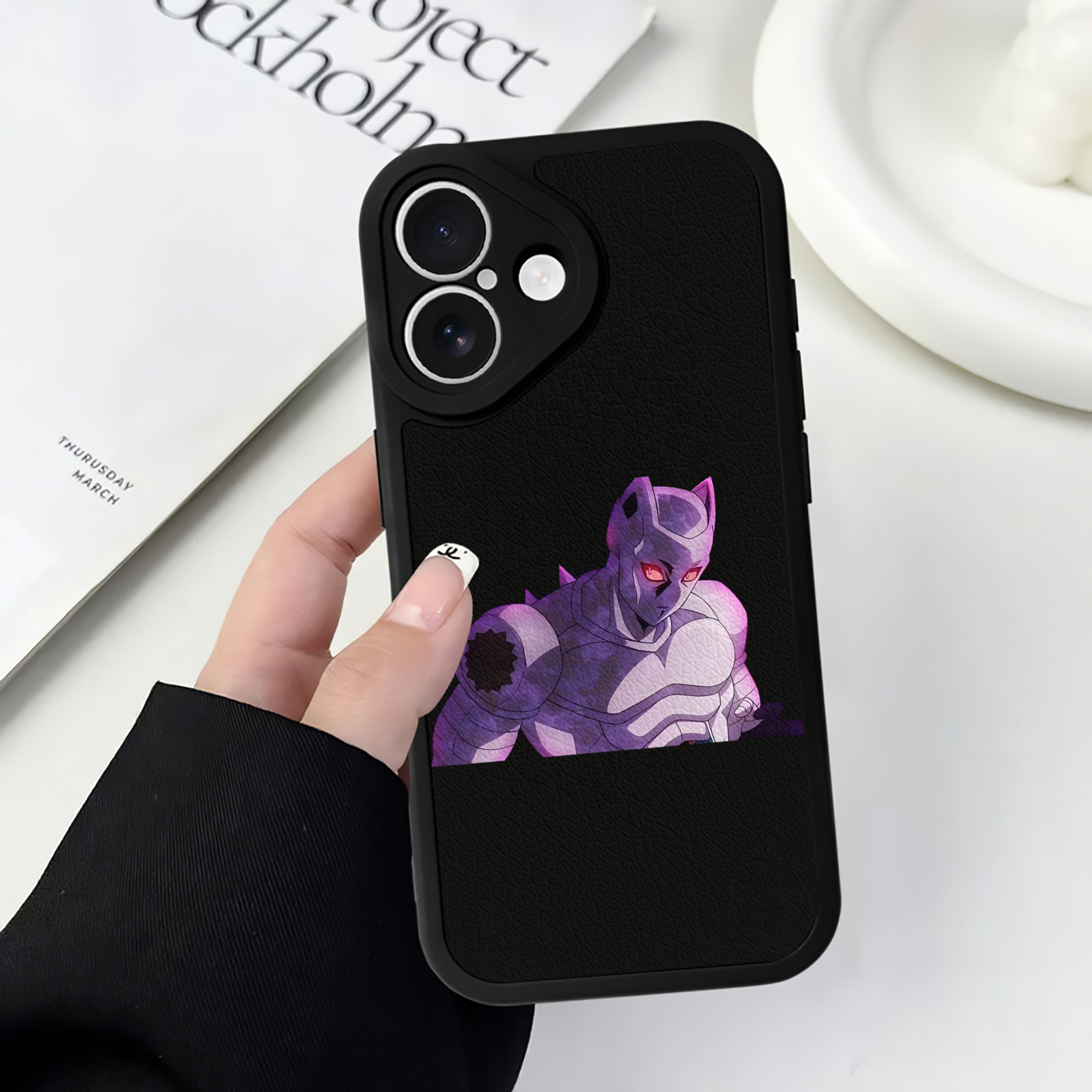 （画像用） ジョジョの奇妙な冒険 きら よしかげ JoJo's Bizarre Adventure Kira Yoshikage 【iPhone 16シリーズ対応】シリコンスマホケース（レザー調） 材質：シリコン